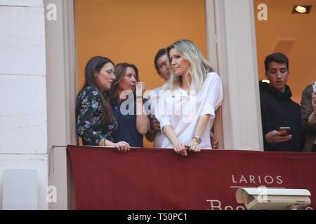 Malaga, Espagne. Apr 19, 2019. L'acteur Antonio Banderas avec Nicole Kimpel durant la Semaine Sainte dans les rues de Malaga sur jeudi 19 avril 2019. Credit : CORDON PRESS/Alamy Live News Banque D'Images