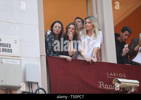 Malaga, Espagne. Apr 19, 2019. L'acteur Antonio Banderas avec Nicole Kimpel durant la Semaine Sainte dans les rues de Malaga sur jeudi 19 avril 2019. Credit : CORDON PRESS/Alamy Live News Banque D'Images