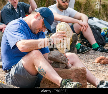 Dunbar, East Lothian, Ecosse, Royaume-Uni. Apr 20, 2019. Pierre européenne championnat d'empilage : Dave l'amour, d'Edimbourg, les soldes des pierres dans les 5 pierres empilées dans 3 minutes à la concurrence Eye Cave Beach Banque D'Images