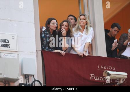 Malaga, Espagne. Apr 19, 2019. L'acteur Antonio Banderas avec Nicole Kimpel durant la Semaine Sainte dans les rues de Malaga sur jeudi 19 avril 2019. Credit : CORDON PRESS/Alamy Live News Banque D'Images