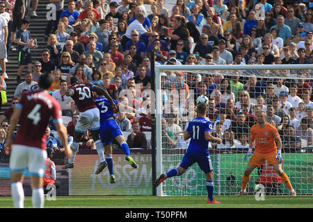 Londres, Royaume-Uni. Apr 20, 2019. Michail Antonio de West Ham United (30) marque son premier but de l'équipe. Premier League, West Ham United v Leicester City au stade de Londres, Queen Elizabeth Olympic Park à Londres le samedi 20 avril 2019. Cette image ne peut être utilisé qu'à des fins rédactionnelles. Usage éditorial uniquement, licence requise pour un usage commercial. Aucune utilisation de pari, de jeux ou d'un seul club/ligue/dvd publications pic par Steffan Bowen/Andrew Orchard la photographie de sport/Alamy live news Crédit : Andrew Orchard la photographie de sport/Alamy Live News Banque D'Images