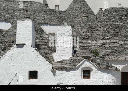 Cône de pierre toits de maisons trulli à Alberobello, dans les Pouilles, Italie Banque D'Images