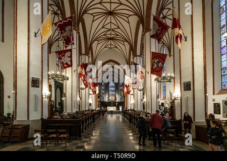 Varsovie, Pologne. Avril, 2018. La vue intérieure de la basilique de consigner vos bagages de Saint-Jean-Baptiste Banque D'Images