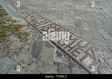 Varsovie, Pologne. Avril, 2018. L'indice sur le terrain de la position où le mur du ghetto de Varsovie est situé pendant la seconde guerre mondiale Banque D'Images