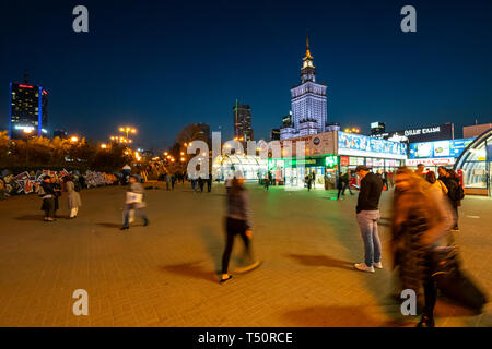 Varsovie, Pologne. Avril, 2018. Le site Patelnia avec le palais de la science et de la culture sur l'arrière-plan dans la nuit Banque D'Images