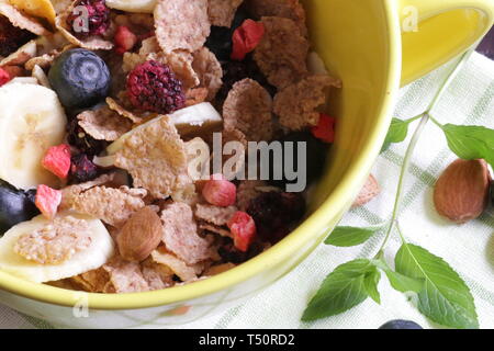 Petit-déjeuner avec des céréales et des petits fruits Banque D'Images