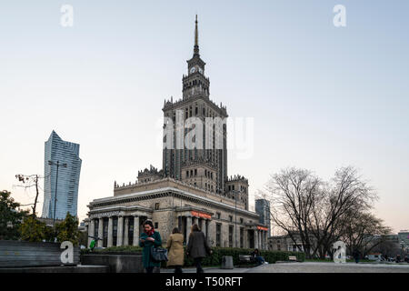 Varsovie, Pologne. Avril, 2019. Vue sur le Palais de la Culture et de la Science au coucher du soleil Banque D'Images