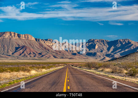 Sierra Montagnes Diablo, State Highway 54, chemin de montagne du Texas, au nord de Van Horn, Texas, États-Unis Banque D'Images