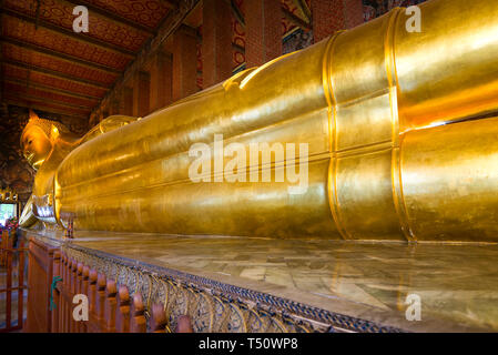 Une sculpture géante d'un bouddha couché dans le Phra Buddha Vihara Sayas. Temple du Bouddha couché (Wat Pho), Bangkok Banque D'Images