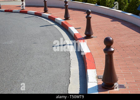 La courbe de la rue Monte Carlo avec la formule un signe rouge et blanc détails dans une journée ensoleillée à Monte Carlo, Monaco. Banque D'Images