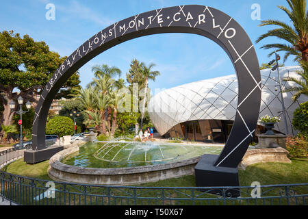 MONTE CARLO, MONACO - le 19 août 2016 : Pavillons zone commerçante de Monte Carlo avec des gens dans une journée ensoleillée à Monte Carlo, Monaco. Banque D'Images