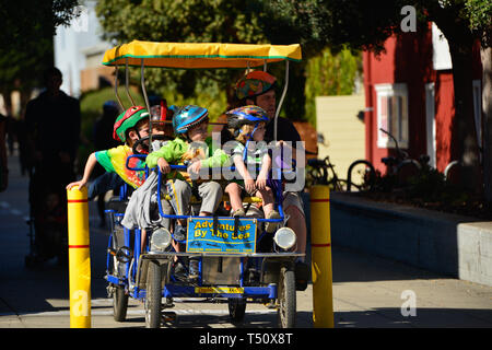 , Monterey, CA / USA 10-27-2015 : image éditoriale d'une famille appréciant Monterey Cannery row bike trail en louant un vélo à quatre roues. Banque D'Images