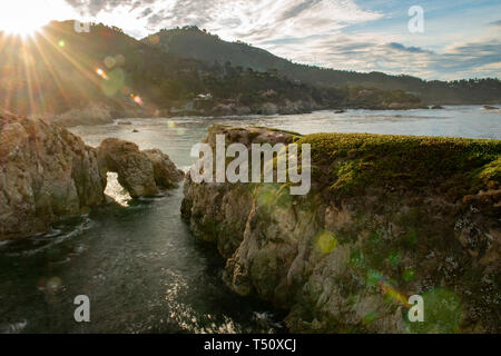 Lever du soleil à l'anse de la Chine dans la région de Point Lobos State Park, sur la côte centrale de Californie. Banque D'Images