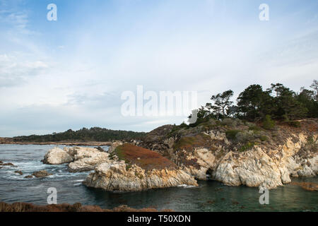 Vue panoramique depuis le sentier de l'anse de la Chine sur le Point Lobos côte rocheuse sur la côte centrale de Californie. Banque D'Images