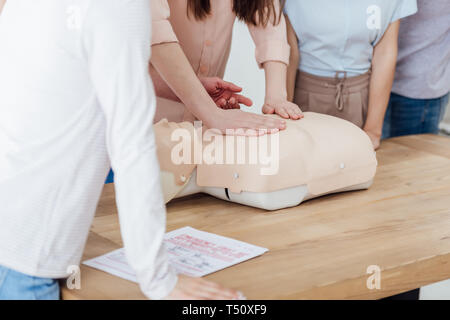 Portrait de groupe de personnes durant une formation en premiers soins avec classe mannequin rcp Banque D'Images