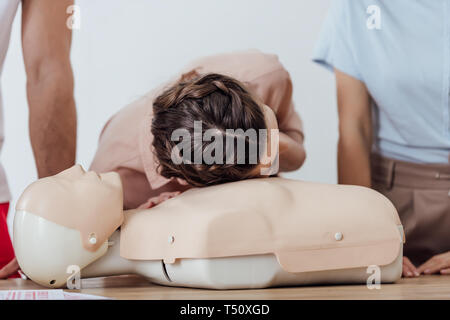Femme pratiquant la RCR aux faux au cours de premiers soins formation class Banque D'Images