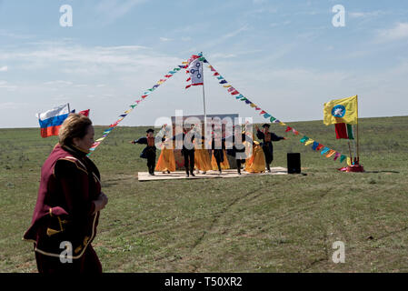 Réunion kalmouk cérémonie et danse ethnique national Kalmouk dans la steppe, Kalmoukie, Russie Banque D'Images