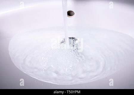 Que l'eau du robinet des bulles dans l'évier Banque D'Images
