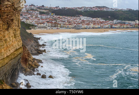 Vue sur Albufeira ville et la plage de l'Atlantique. Portugal Banque D'Images