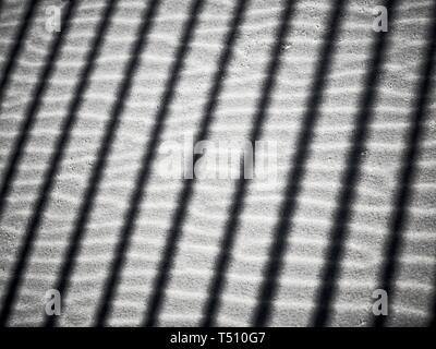 Gulf Shores AL USA - 05/04/2018 - Les lignes dans le sable sur la plage de B&W Banque D'Images