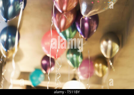 Arrière-plan flou avec des ballons multicolores sous le plafond. Concept de fête Banque D'Images