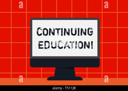 Main conceptuel écrit, indiquant l'éducation permanente. Activités d'apprentissage postsecondaire sens Concept et programmes Ordinateur de bureau moniteur couleur Banque D'Images