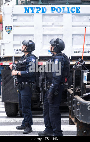 La lutte contre le terrorisme de la police de policiers en service à la parade de la Perse à New York City, USA Banque D'Images