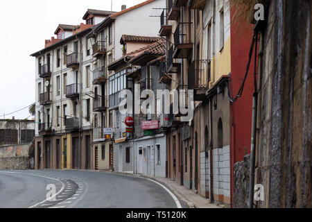 Cazoña, Santander, Espagne - 04 18 2019 : Maisons, restaurant et bar dans une courbe de la route Banque D'Images