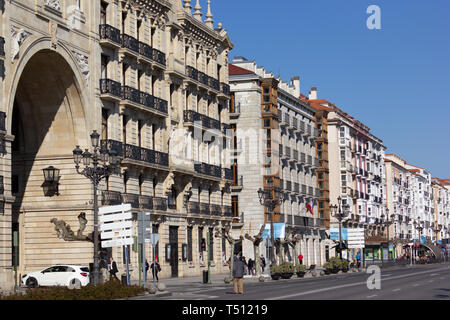 Santander, Espagne - 0322 2019 : bâtiments alignés en perspective montrant la rue front de mer Santander Paseo de Pereda Banque D'Images