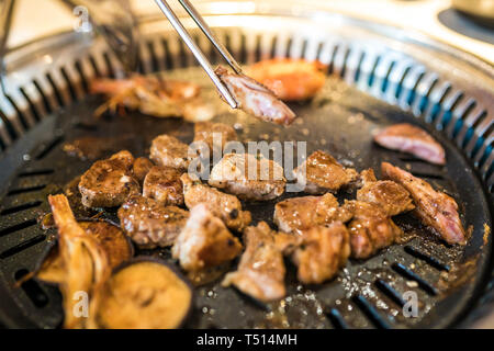 Barbecue coréen - viandes sont cuites sur une cuisinière. Banque D'Images