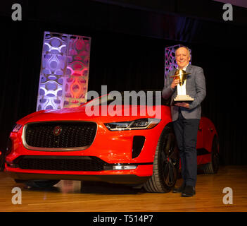 New York, NY - 17 Avril 2019 : Ian Callum, Directeur du Design JAguar célèbre award pour voiture verte de l'année pour I-Rythme Jaguar au 2019 New York International Auto Show à Jacob Javits Center Banque D'Images