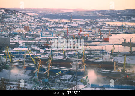 Mourmansk, RUSSIE - février 21, 2019 : Avis de la cargaison d'un soir de février Banque D'Images