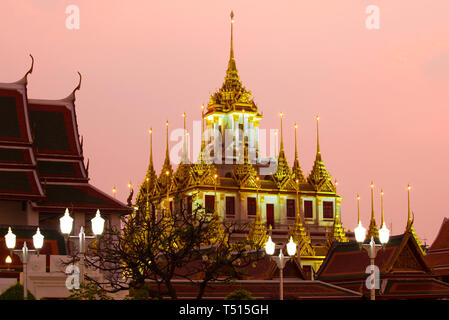 Vue sur le haut de la 'metal' (temple Chedi Loha Prasat) en mauve au crépuscule. Bangkok, Thaïlande Banque D'Images