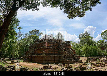 Les ruines de Hindu Temple Phimeanakas (Prasat Phimean Akas, Vimeanakas) entouré de jungle, Angkor Thom, Angkor, Cambodge Parc archéologique. Banque D'Images