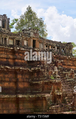 Le grès Hindu Temple Phimeanakas ou Vimeanakas sur une journée ensoleillée dans le parc archéologique d'Angkor, au Cambodge. Banque D'Images