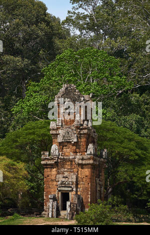 Une des tours de Prasat Suor Prat dans la zone d'Angkor Thom le parc archéologique d'Angkor Banque D'Images