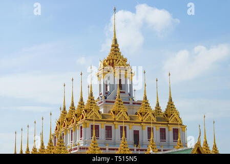 BANGKOK, THAÏLANDE - 29 décembre 2018 : Sommet de la 'metal' (temple Chedi Loha Prasat) close-up contre le ciel bleu Banque D'Images