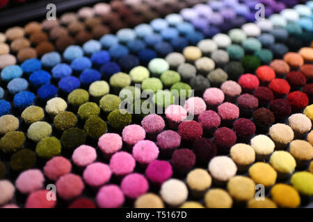 De couleur arc-en-ciel couleur de poil sur la moquette dans un textile close up angle oblique view, un velouté épais tissu utilisé dans les tapis et tapisseries Banque D'Images