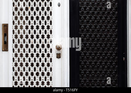 Porte en fer ornés. Entrée d'une ancienne crypte, tombeau d'un cimetière. Faux noir et blanc style ancien portes en Hollande. Banque D'Images