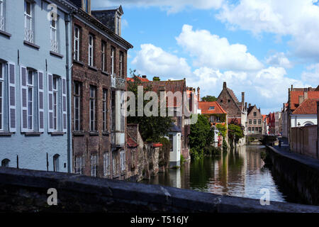 La ville belge de Street View avec le trafic et l'architecture historique. Le toit de la vieille ville contre le ciel. Les vieilles maisons, les rues étroites, les lumières et les ch Banque D'Images