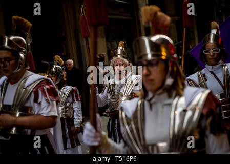 Des gens habillés comme romains parade au cours de la procession du Vendredi Saint à Barcelone. Banque D'Images