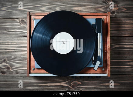 Lecteur de vinyle avec plaques sur une table en bois. Entertainment 70. Écouter de la musique. Vue d'en haut. Banque D'Images