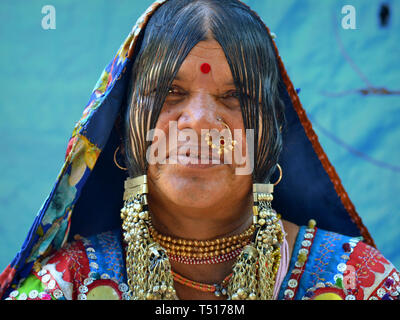 Personnes âgées Banjara indien femme tribale de Karnataka nez porte bijoux, vêtement et tribal brodé foulard avec des boutons, des disques brillants et perles. Banque D'Images