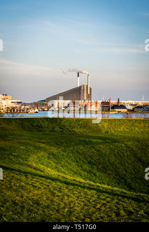 Voir d'Amager Bakke ou Amager Hill également connu comme Amager pente ou one Copenhill, une production combinée de chaleur et d'électricité énergétique de déchets dans Amager, Copenhague, de Banque D'Images