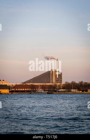 Voir d'Amager Bakke ou Amager Hill également connu comme Amager pente ou one Copenhill, une production combinée de chaleur et d'électricité énergétique de déchets dans Amager, Copenhague, de Banque D'Images