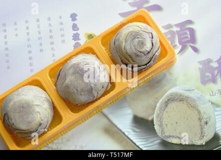 Bangkok Thailande Avril 15, 2019 : gâteau farci purée de taro célèbre emballage alimentaire souvenirs de Taiwan Banque D'Images