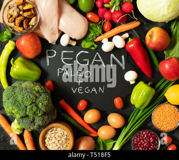 Pegan régime alimentaire. Combinaison d'une alimentation végétalienne et paléo. Des aliments sains - assortiment de fruits et légumes, poulet, oeufs, les moules, les légumineuses, les champignons Banque D'Images