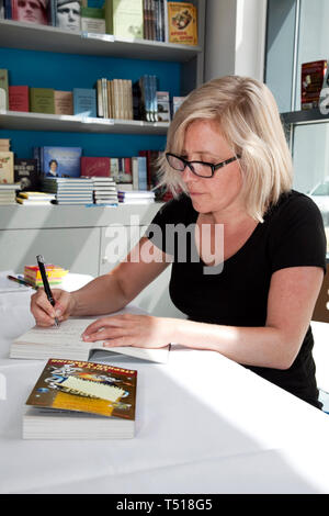 Lucy avec son livre George's Cosmic Treasure Hunt une veille de la planète terre science fiction par Lucy Hawking et son père Pro Stephen Hawking. Banque D'Images