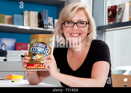 Lucy avec son livre George's Cosmic Treasure Hunt une veille de la planète terre science fiction par Lucy Hawking et son père Pro Stephen Hawking. Banque D'Images