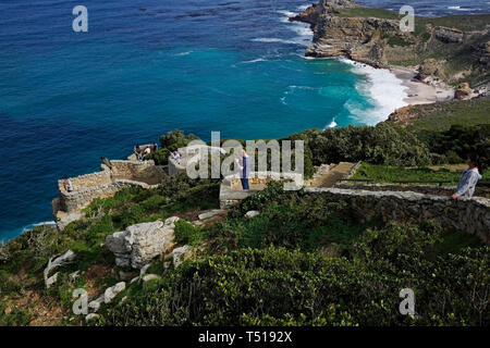 Les visiteurs à profiter de la vue à la pointe du Cap dans le Cap de Bonne Espérance Nature Reserve, près de Cape Town, Afrique du Sud. Banque D'Images